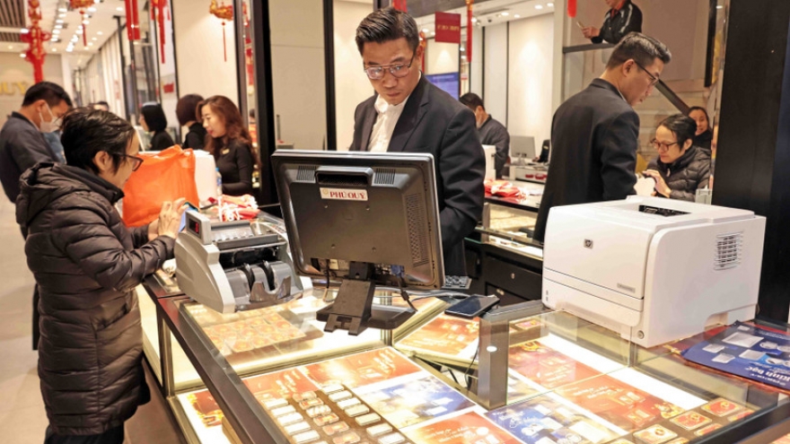 Vietnam tightens rules on gold, foreign currency trading with new penalties